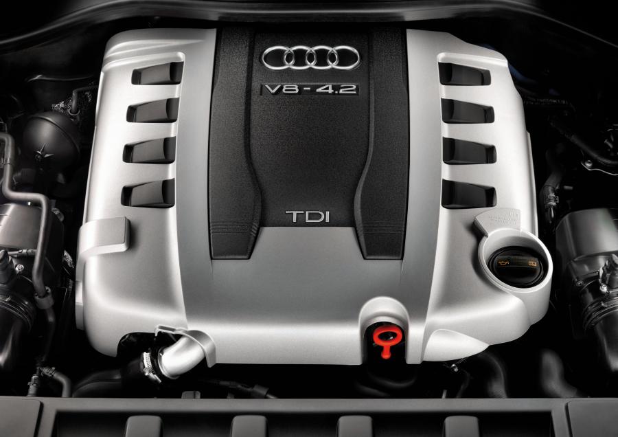 Моторный отсек Audi Q7 4.2 TDI Quattro S-Line (4L) 2006 года  (фото 11 из 20)